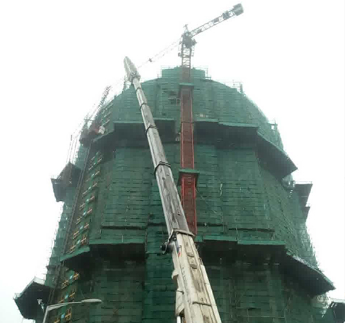 册亨吊车在工地上作业